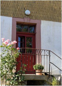 Historische rote Haustür mit Fensterflügel